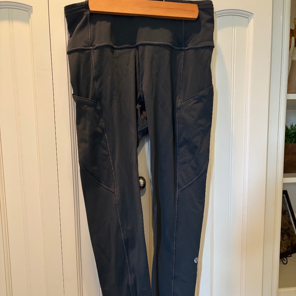 Womens Lululemon leggings size 6 grey with pockets